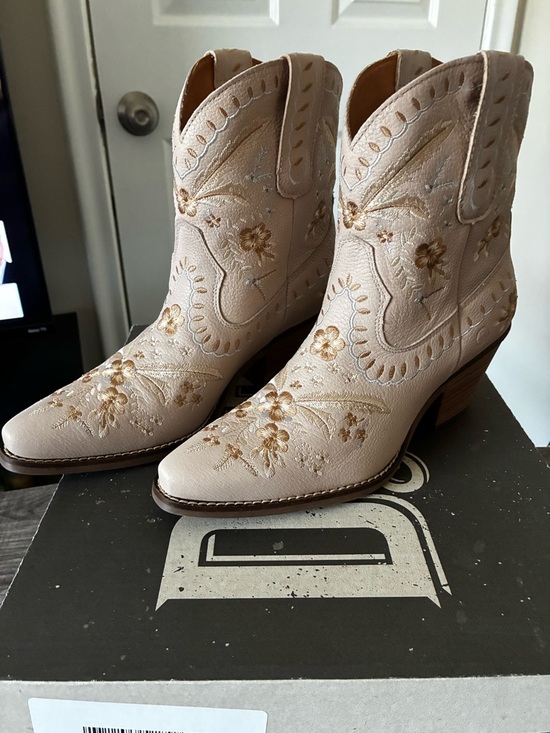 dingo Shoes - dingo Cream Floral Embroidered Western Ankle Boots